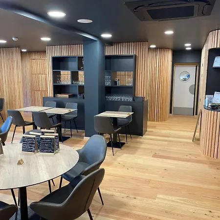 & Du Tremplin מלון