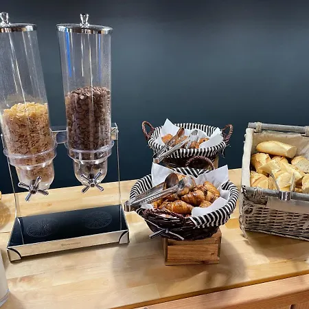 & Du Tremplin מלון