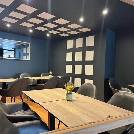 & Du Tremplin מלון 3*